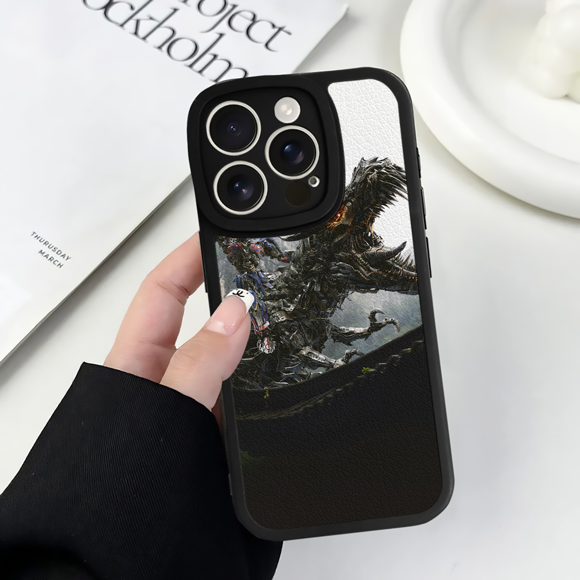 （画像用） Transformers トランスフォーマー 【iPhone 16シリーズ対応】シリコンスマホケース（レザー調） 材質：シリコン